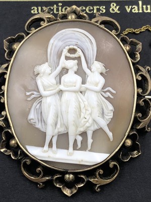 Lot 617 - A large antique carved shell cameo brooch in a...