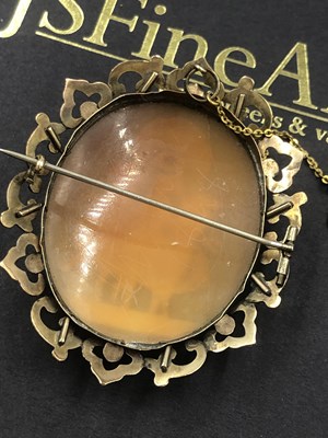 Lot 617 - A large antique carved shell cameo brooch in a...