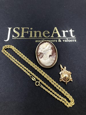 Lot 623 - 9ct gold jewellery to include a cameo portrait...