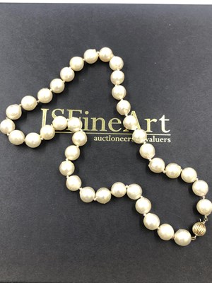 Lot 632 - A row of cultured pearls with a ball clasp,...