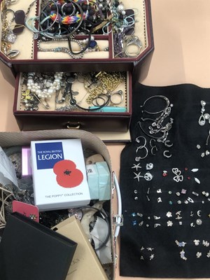 Lot 640 - Silver and costume jewellery to include a...