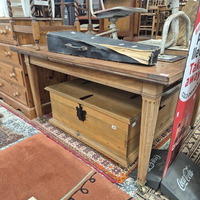 Lot 191 - A Good quality 19th century drop-leaf...