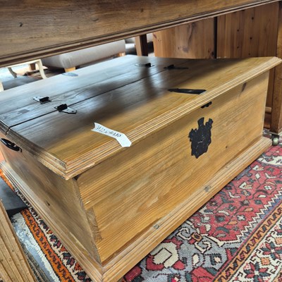 Lot 193 - A large pine coffee table with lift top. 90 x...