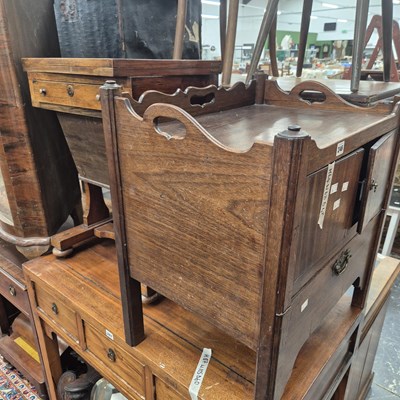 Lot 246 - A George III mahogany tray top nightstand and...