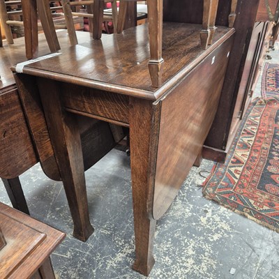 Lot 261 - An oak drop leaf dining table.