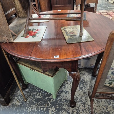 Lot 297 - A Georgian-style mahogany gateleg table.