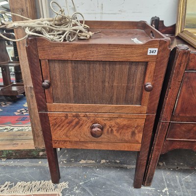Lot 347 - A georgian night stand
