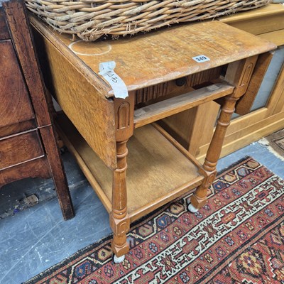 Lot 349 - An oak drop leaf drinks trolly