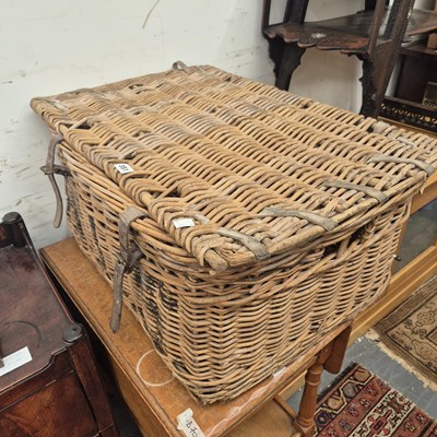 Lot 351 - A large wicker lidded laundry basket