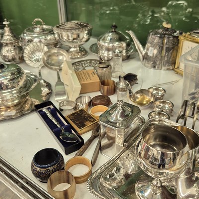 Lot 1250 - Electroplate: bowls, waiters, cruets, a muffin...