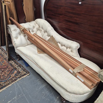 Lot 400 - A Victorian chaise lounge