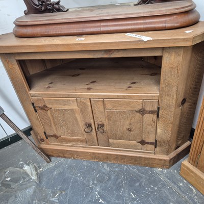 Lot 450 - A pine tv table