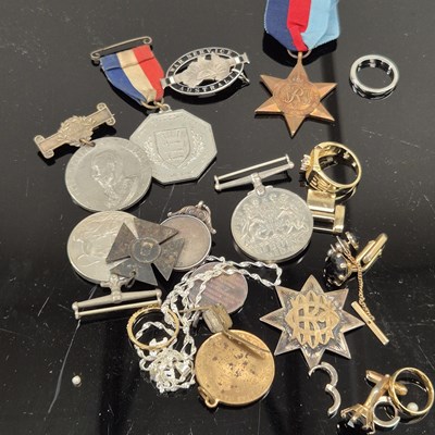Lot 486 - Medals and jewellery to include a King George...
