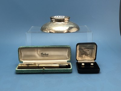 Lot 1430 - A boxed 9 carat gold mounted Parker pen and...