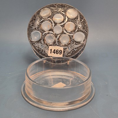 Lot 1469 - A Lalique Roger pattern powder box and black...