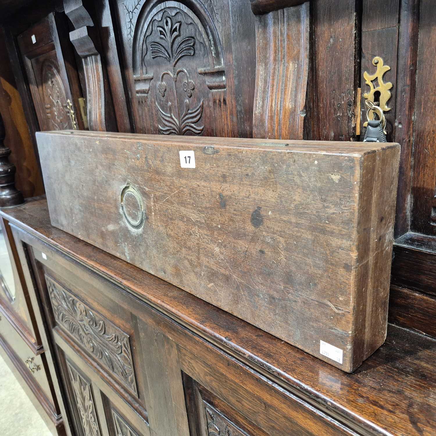 Lot 17 - A vintage mahogany gun case with vacant...