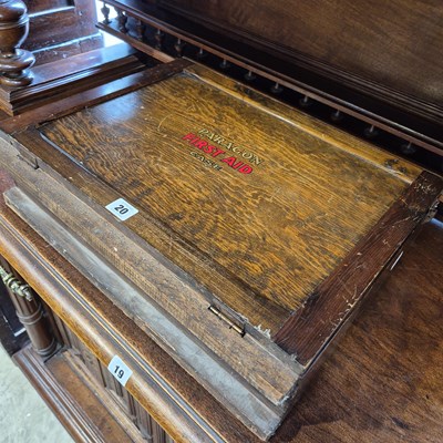 Lot 20 - A vintage First aid case.