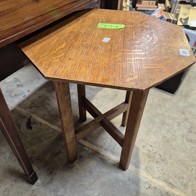 Lot 51 - A small oak occasional table.