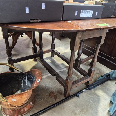 Lot 62 - A Georgian oak gateleg table.