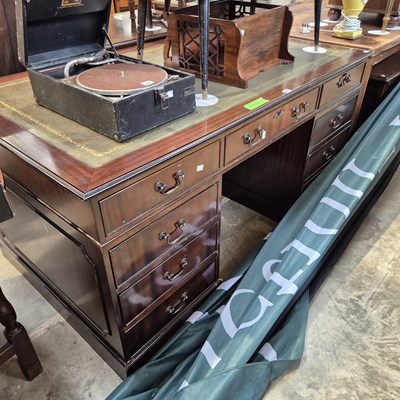 Lot 63 - A Georgian-style twin pedestal desk. 153 x 90...