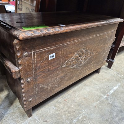 Lot 104 - An oak plank coffer. 73 x 35 x h 43 cm.