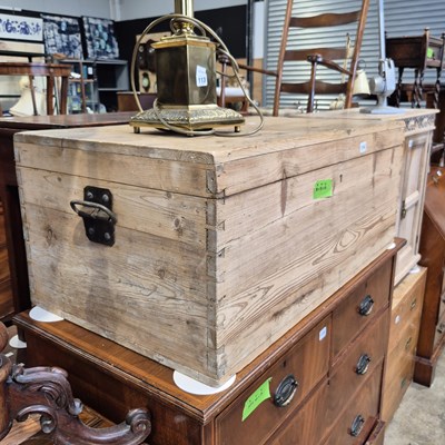Lot 114 - A pine blanket box. 92 x 59 x h 39 cm.