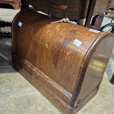 Lot 124 - A Singer sewing machine.