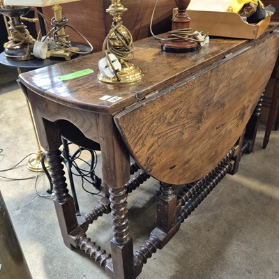 Lot 127 - A Georgian oak gateleg table. 125 x 121 x h 73...