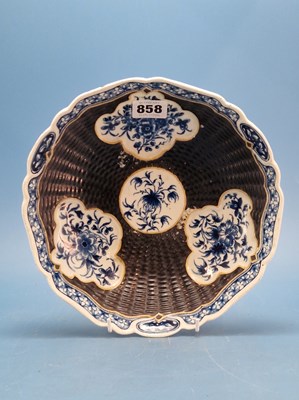 Lot 858 - An 18th century Worcester blue and white bowl...