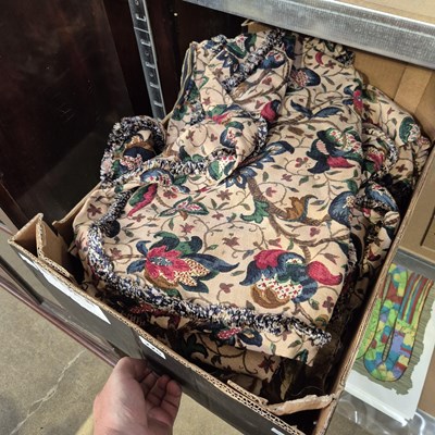 Lot 225 - A group of vintage textiles