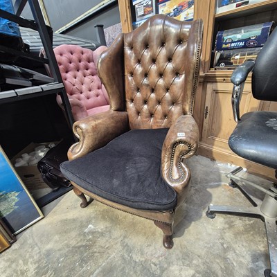 Lot 279 - A Georgian-style leather upholstered button...