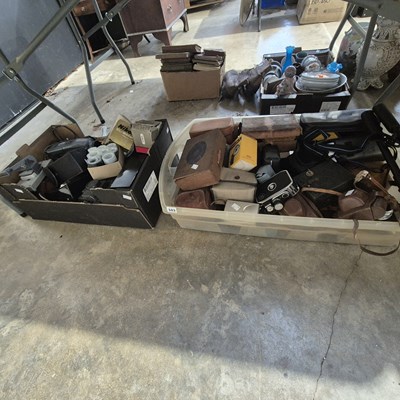 Lot 343 - A quantity of vintage cameras and related...
