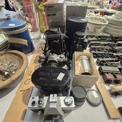 Lot 344 - A Mamiya model C330 professional twin lens...