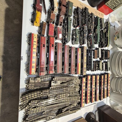 Lot 345 - A quantity of OO gage rolling stock...