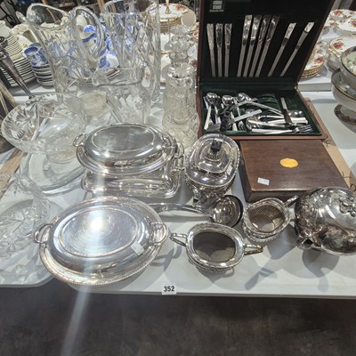 Lot 352 - A Viner's cutlery set, various silver-plated...