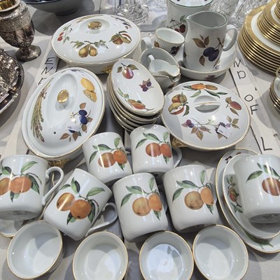 Lot 362 - A quantity of Worcester Evesham dinnerwares