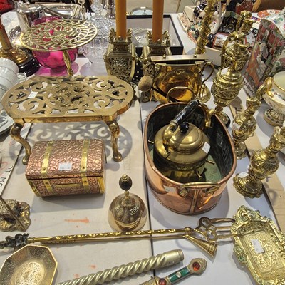 Lot 366 - A quantity of Victorian and other brass wares