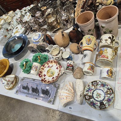Lot 381 - A quantity of decorative chinaware,...