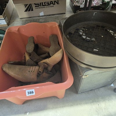 Lot 386 - Quantity of wooden and iron shoe lasts etc