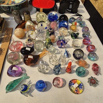Lot 400 - A large quantity of decorative glass paperweights
