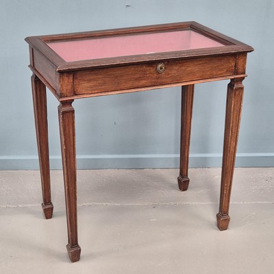Lot 674 - An early 20t century mahogany bijouterie table...