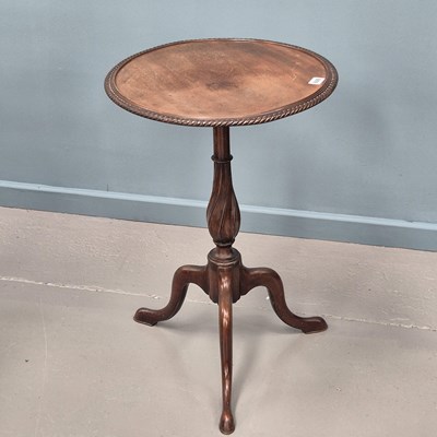 Lot 686 - A Georgian style mahogany dish top tripod...