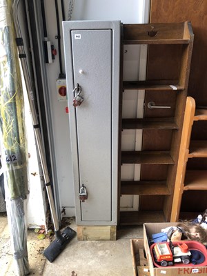 Lot 442 - A gun cabinet