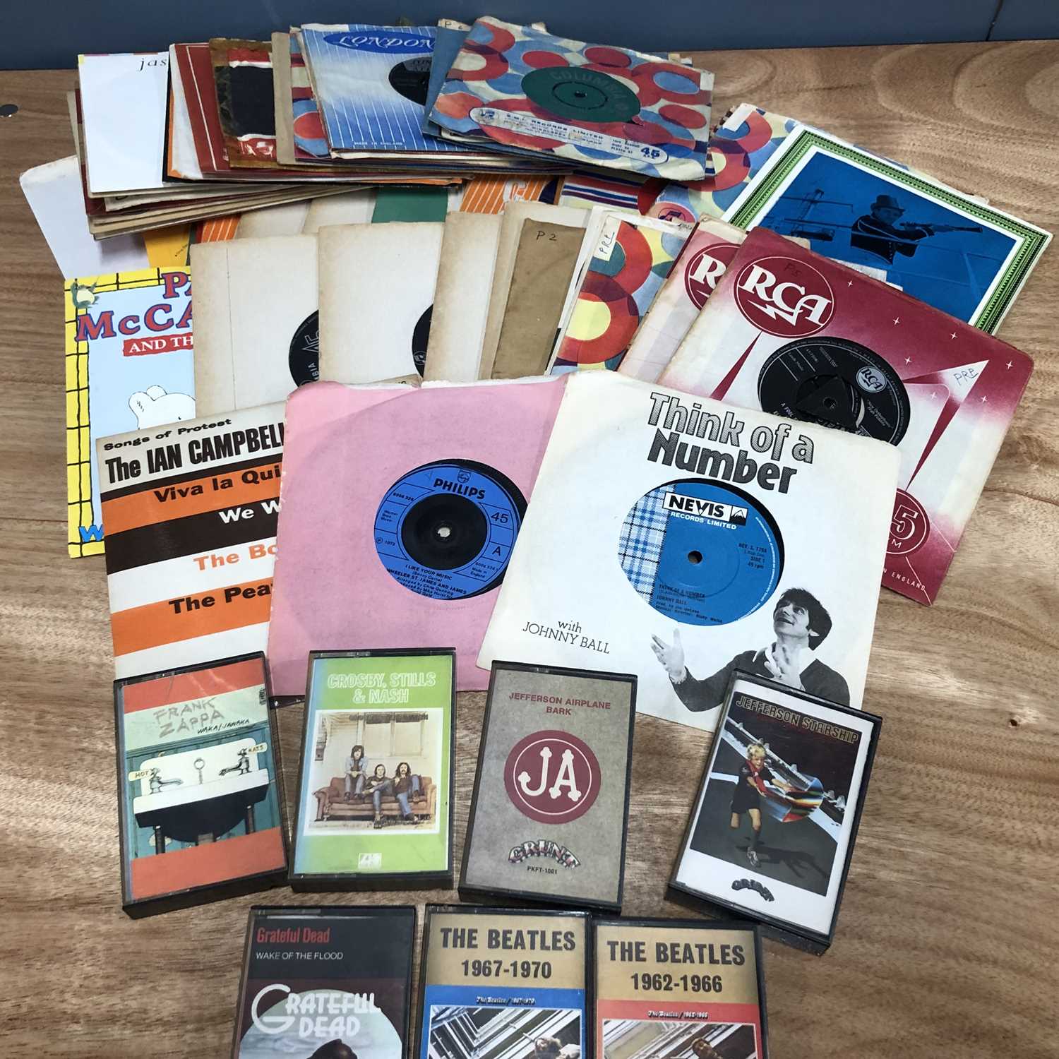 Lot 19 - Pop/Rock - a group of 7" single records and a...