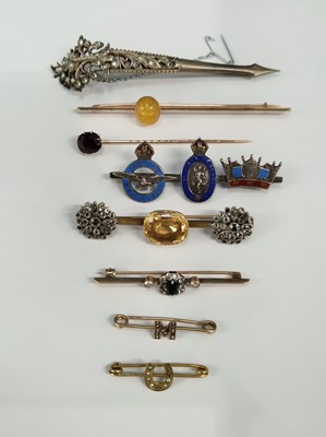 Lot 1231 - Brooches- a garnet stick pin, the pin assessed...