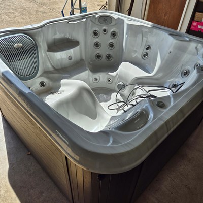 Lot 1782 - An as-new ex-display 5-person Hot Tub -Jacuzzi....