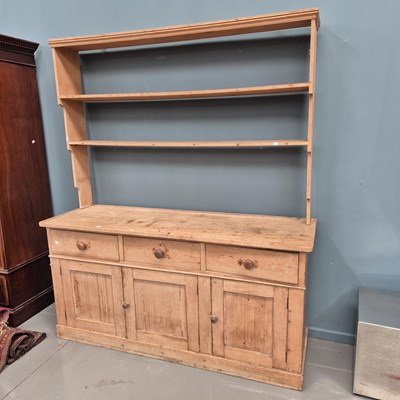 Lot 1135 - An antique pine kitchen dresser with plate...