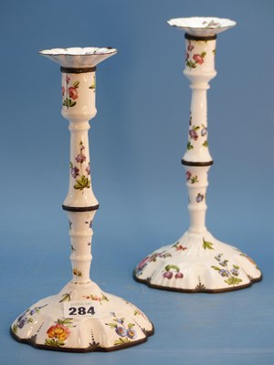 Lot 284 - A pair of early 19th century Staffordshire...