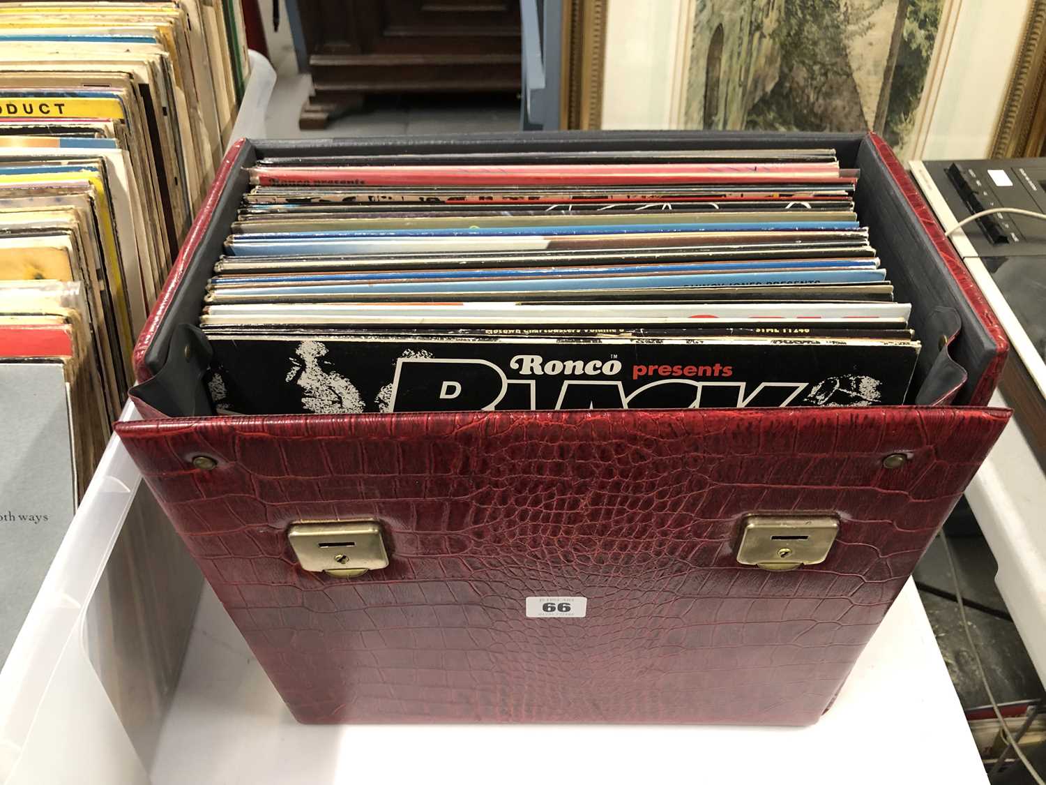 Lot 66 - Pop/Soul - 32 LP Records; Motown compilations,...