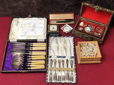 Lot 122 - Jewellery and collectables- Silver jewellery,...